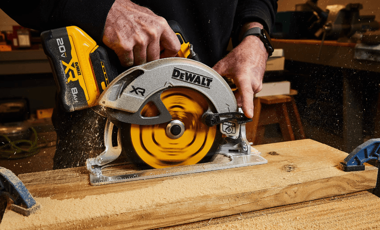 Cutting a lath with a cicular saw