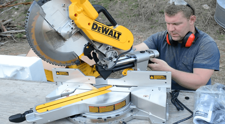A man is setting up&nbsp;DEWALT DWS780 with ease