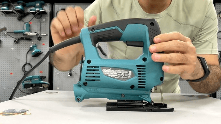 The&nbsp;Makita 4329 is very easy to handle