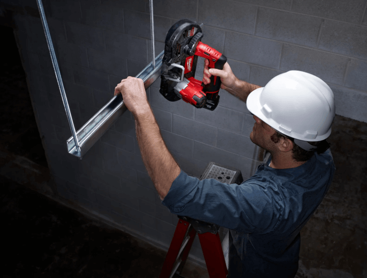 Working with&nbsp;the Milwaukee 2429‑21XC M12 on a ladder