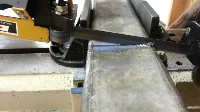 Metal cutting bandsaw