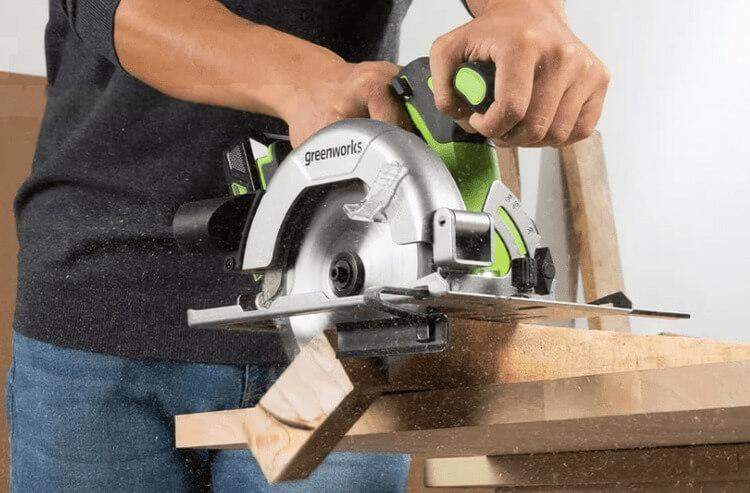 Greenworks CRG404's reliable and efficient performance when cutting wood