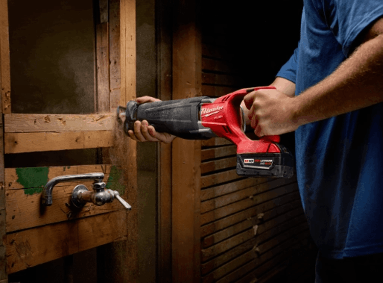 Cutting through wood is easy with&nbsp;the Milwaukee 2720‑21 M18