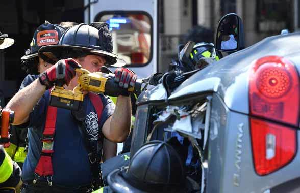 Corte de coches con sierra alternativa