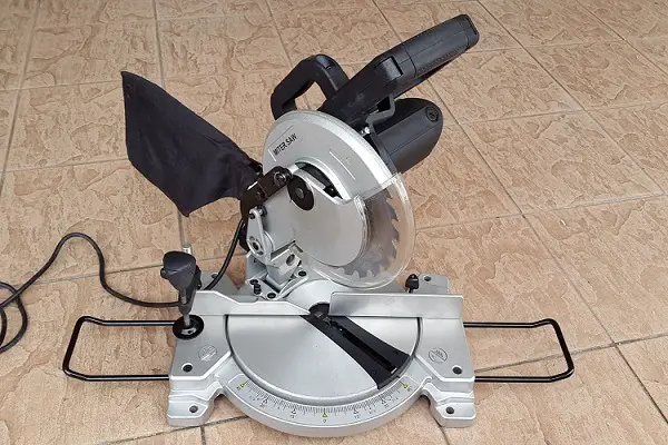 using miter saw 