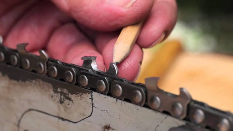 cleaning chainsaw chain